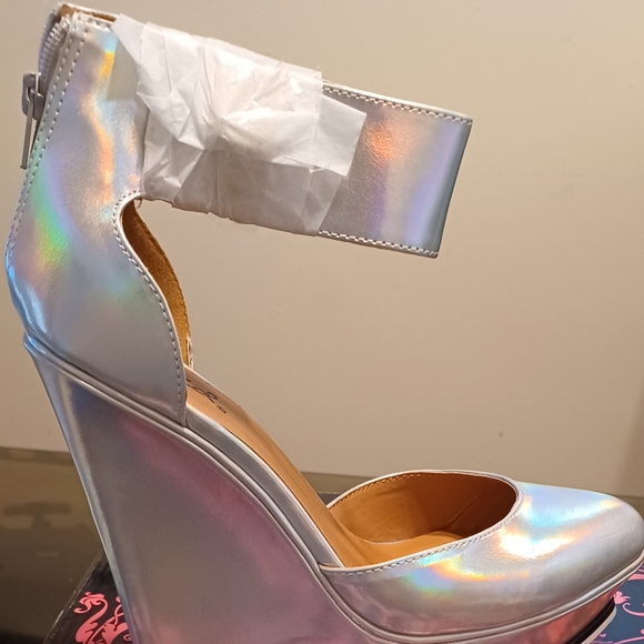 Quip Platform Shoes Color: Silver Hologram Sizes: 7.5 - Picture 4 of 4